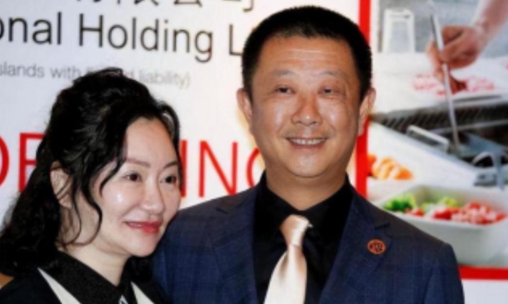 四川一女子为给哥哥还债，不惜陪伴老板24年，没想到老板后来大手一挥，女子身价直接