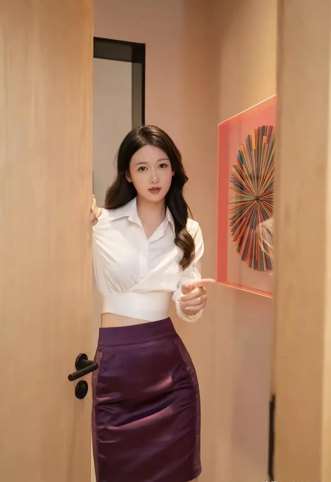 唐安琪是一位兼具性感与优雅气质的模特，擅长通过简约单品打造出充满女人味的造型，其