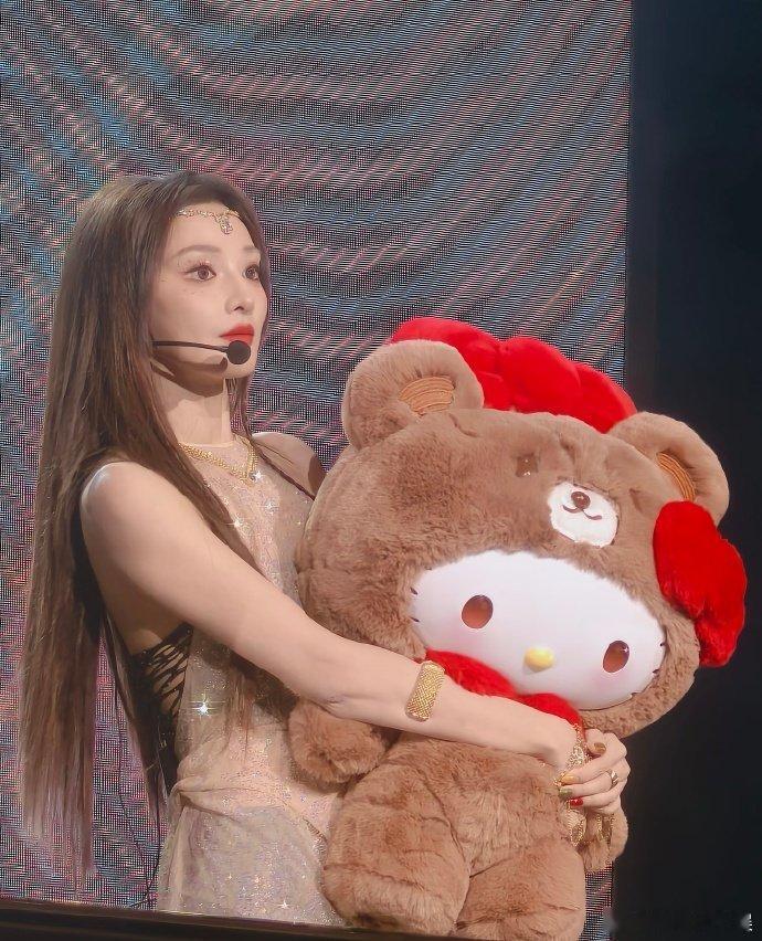 彭小苒 钻石头链 彭小苒的钻石头链，细碎钻石闪不停，灵动又迷人！ 