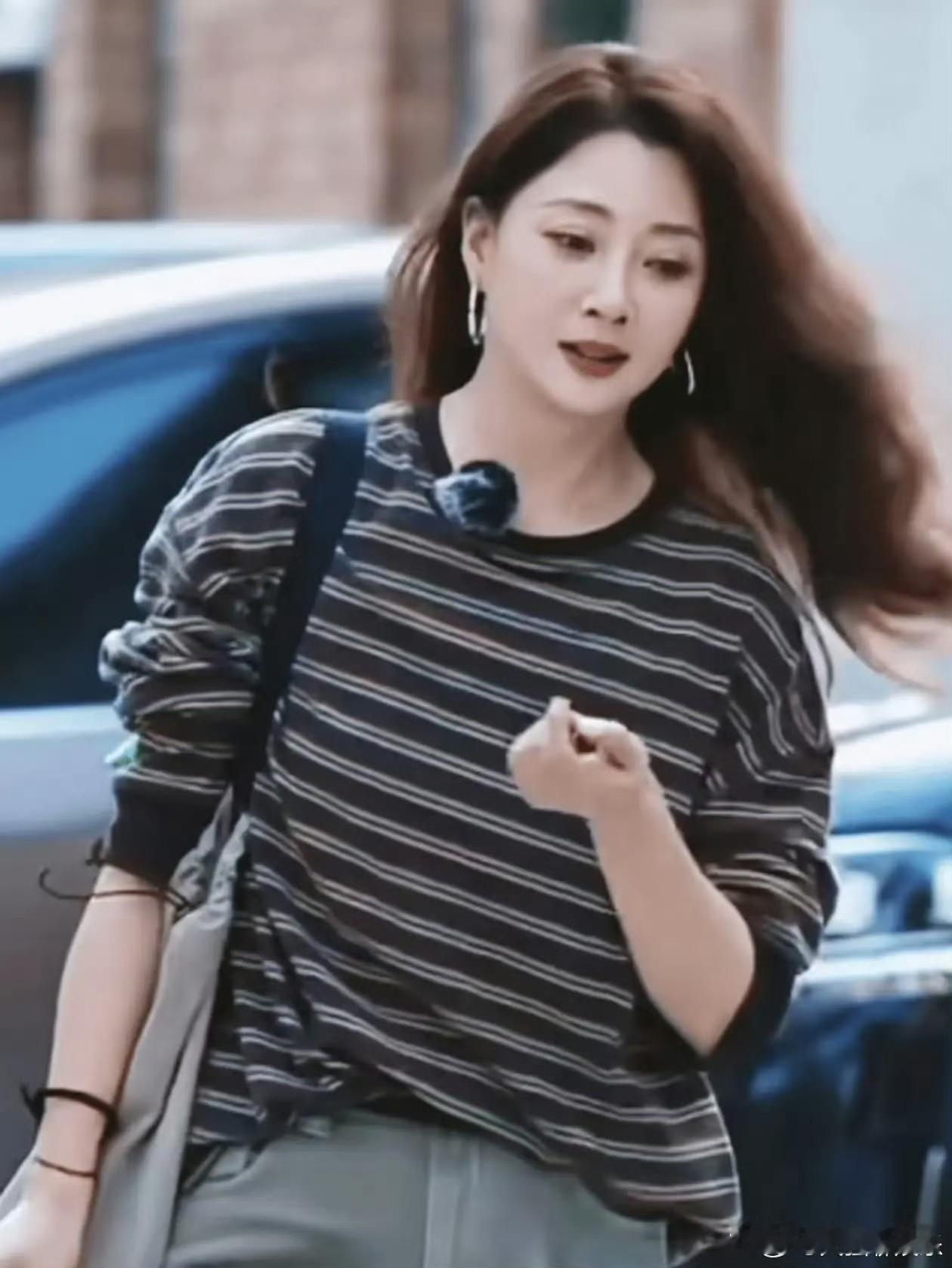 我不懂
殷桃为什么一直不红
她47岁了，没有结婚，没有谈恋爱，没有生孩子，也没有