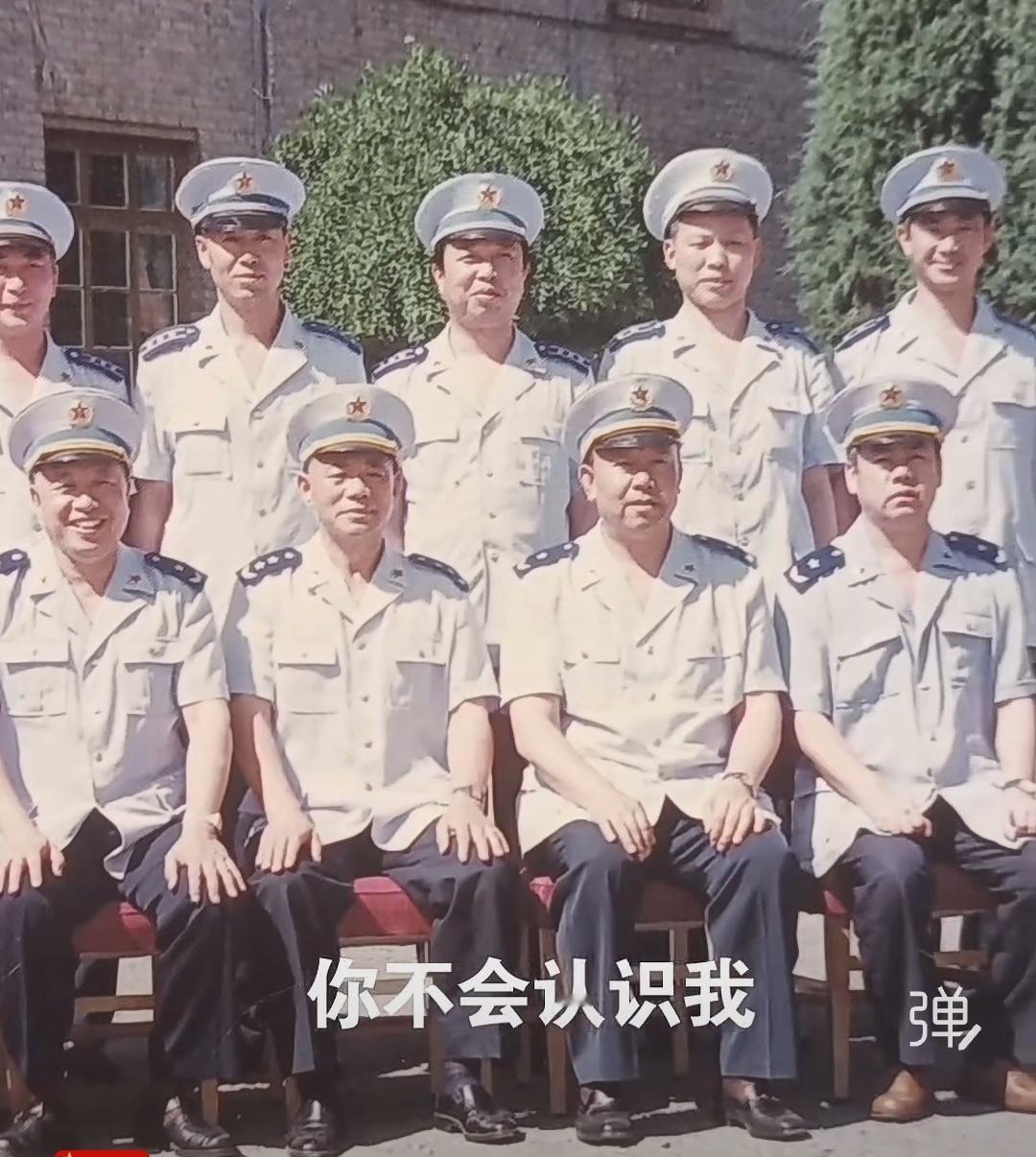 照片中的人认识几个？