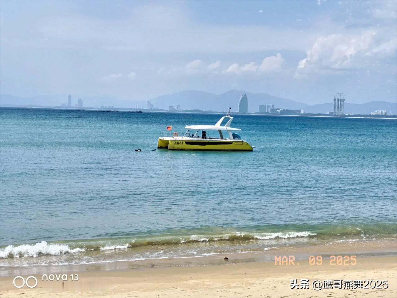 海边的悠闲时光，阳光和海浪的陪伴。