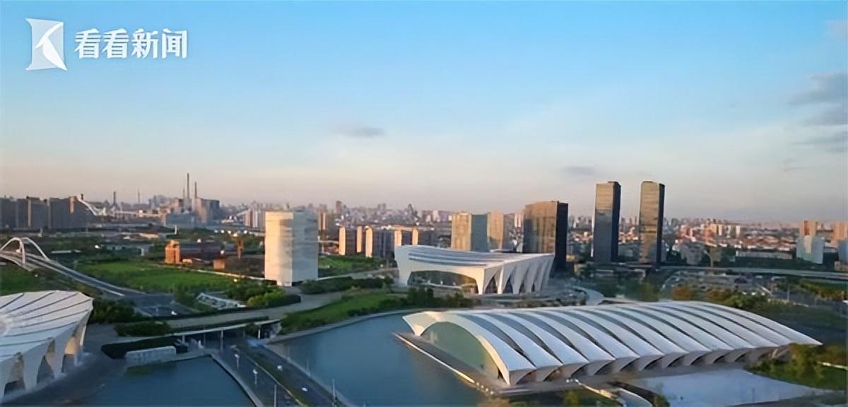 前香港高官，跑到英国教钢琴，还参选？这事透着邪门。

英国那起“间谍案”快判了，