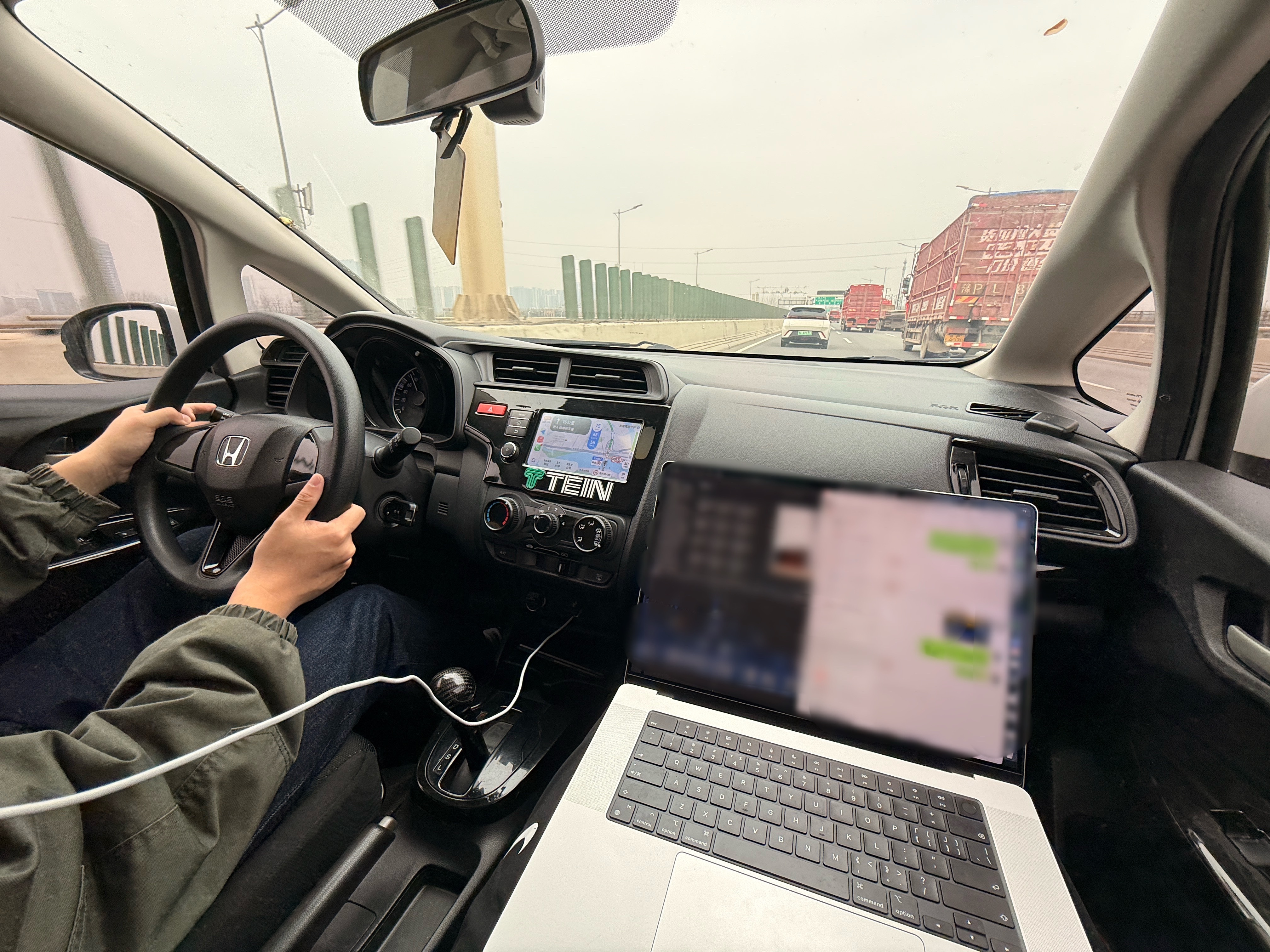 去机场路上还得抓紧改视频一天天的 忙的不行