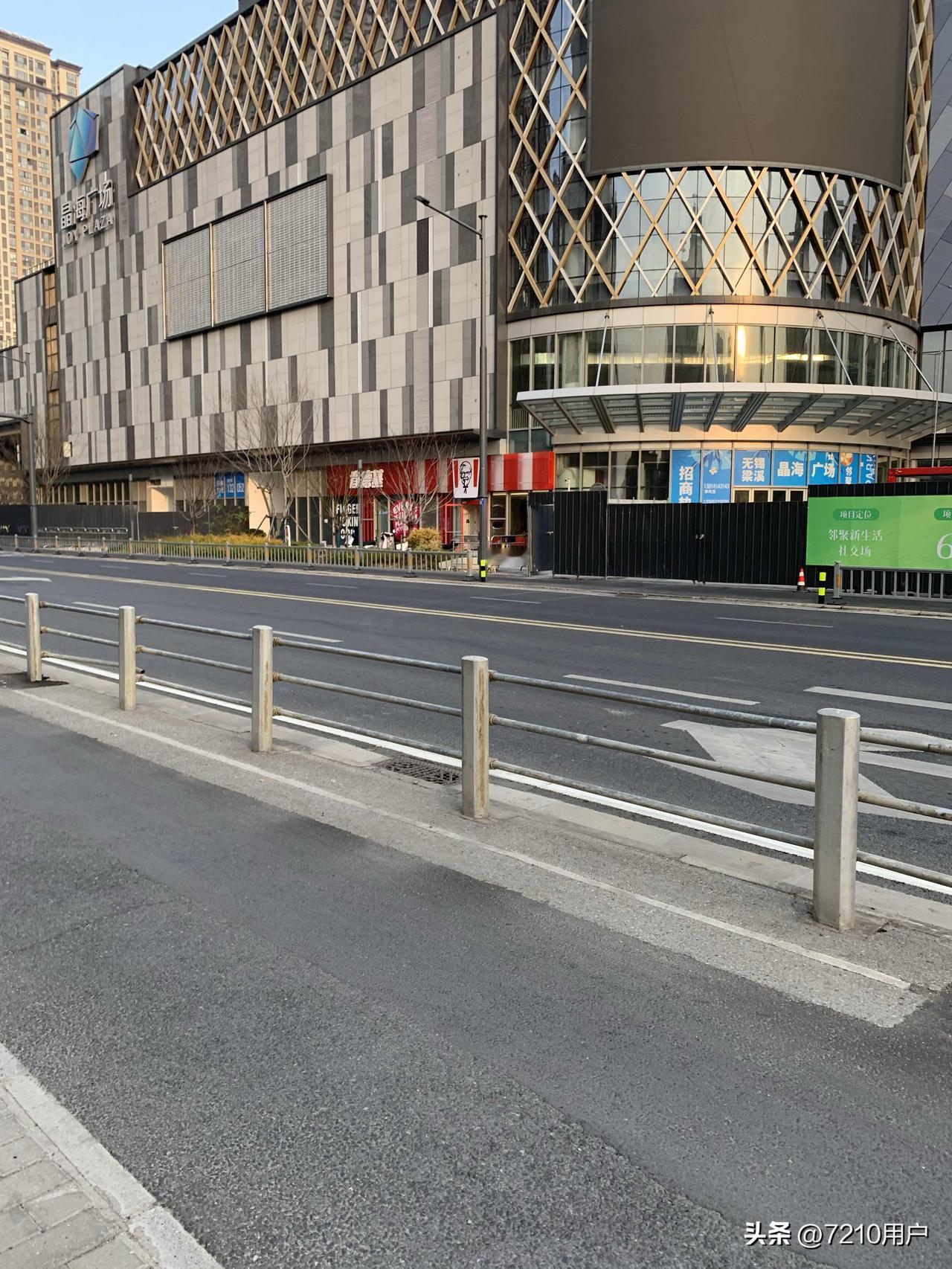 这是晶海广场要开业了吗，肯德基都入驻了，已经传了好久要开业了，周边有很多居民区，