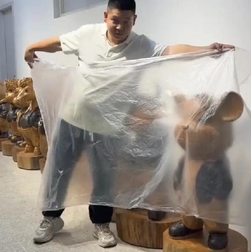 临沂45岁的李军，去年三月突然推掉所有赚钱的活，把自己锁进乡下老作坊。大伙都纳闷