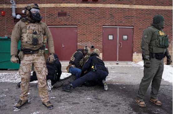 打不了伊朗还打不了你吗？特朗普集结第11空降师剑指明尼苏达州
 
“对外硬不起来