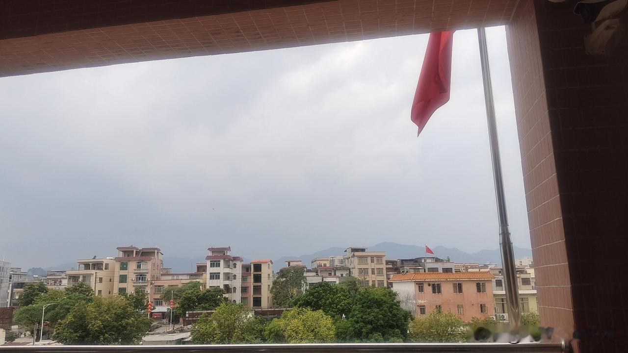 拿着二千的代课工资，操心的事太多。这段时间特别心累，不只是身体的累，更多的是心累