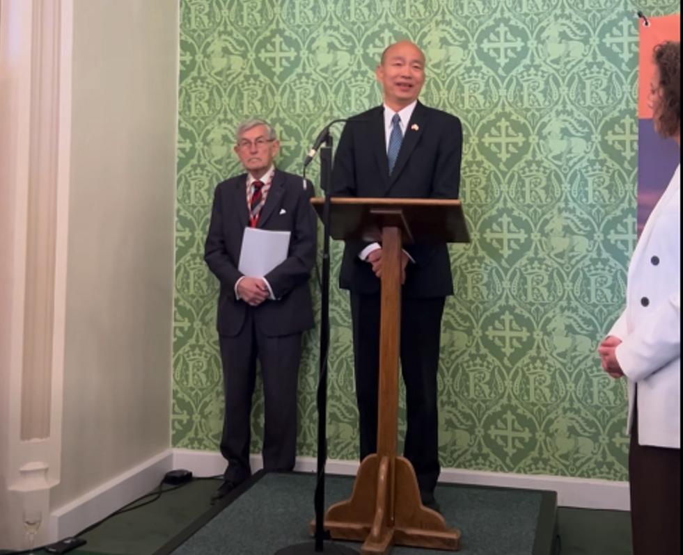 韩国瑜率团正在窜访英国。他在英国会的酒会演讲时竟然用英文喊出“绝不投降”，据称，