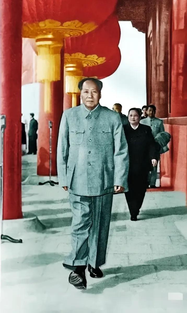 1935年9月，部队走出了腊子口，将进入回族地区了。
毛主席把几个警卫员召集在一