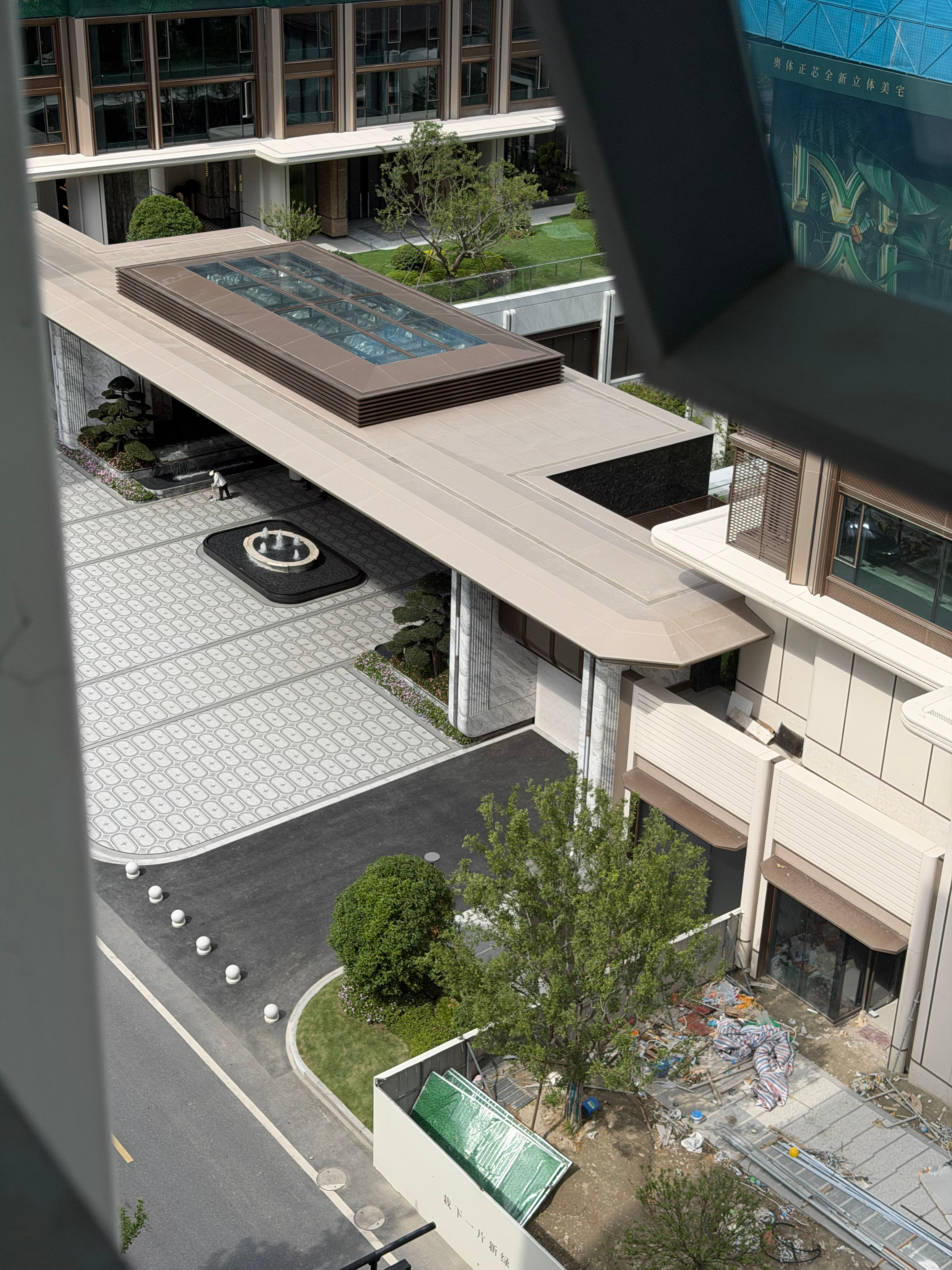 写字楼对面建的新小区，小区入户门看着蛮不错，一个多月就从工地幕布变成可看房状态，