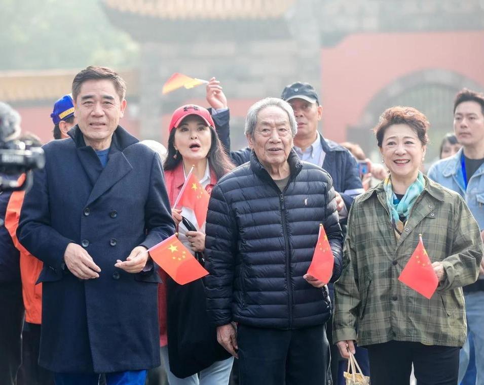 几位老戏骨手执小国旗同框：我认出了双鬓染霜的陈宝国，满头银发的王奎荣，光莹多姿的