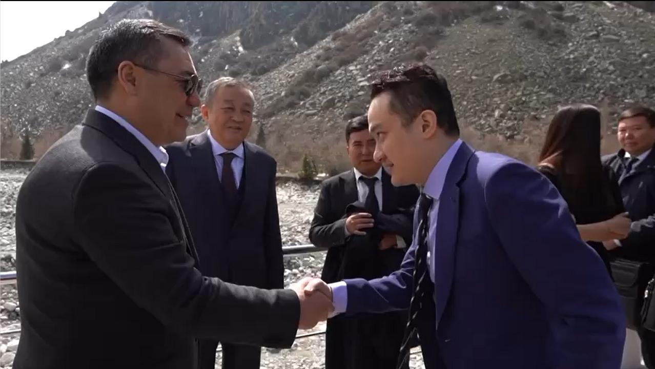当地时间4月18日，吉尔吉斯斯坦总统扎帕罗夫与 TRON 区块链平台创始人贾斯廷