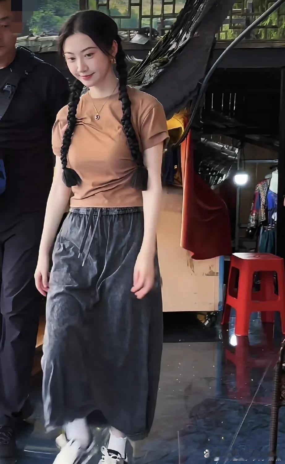 景甜是胖了吗，这一身看着一点也不显身材，麻花辫有点假啊 ​​​