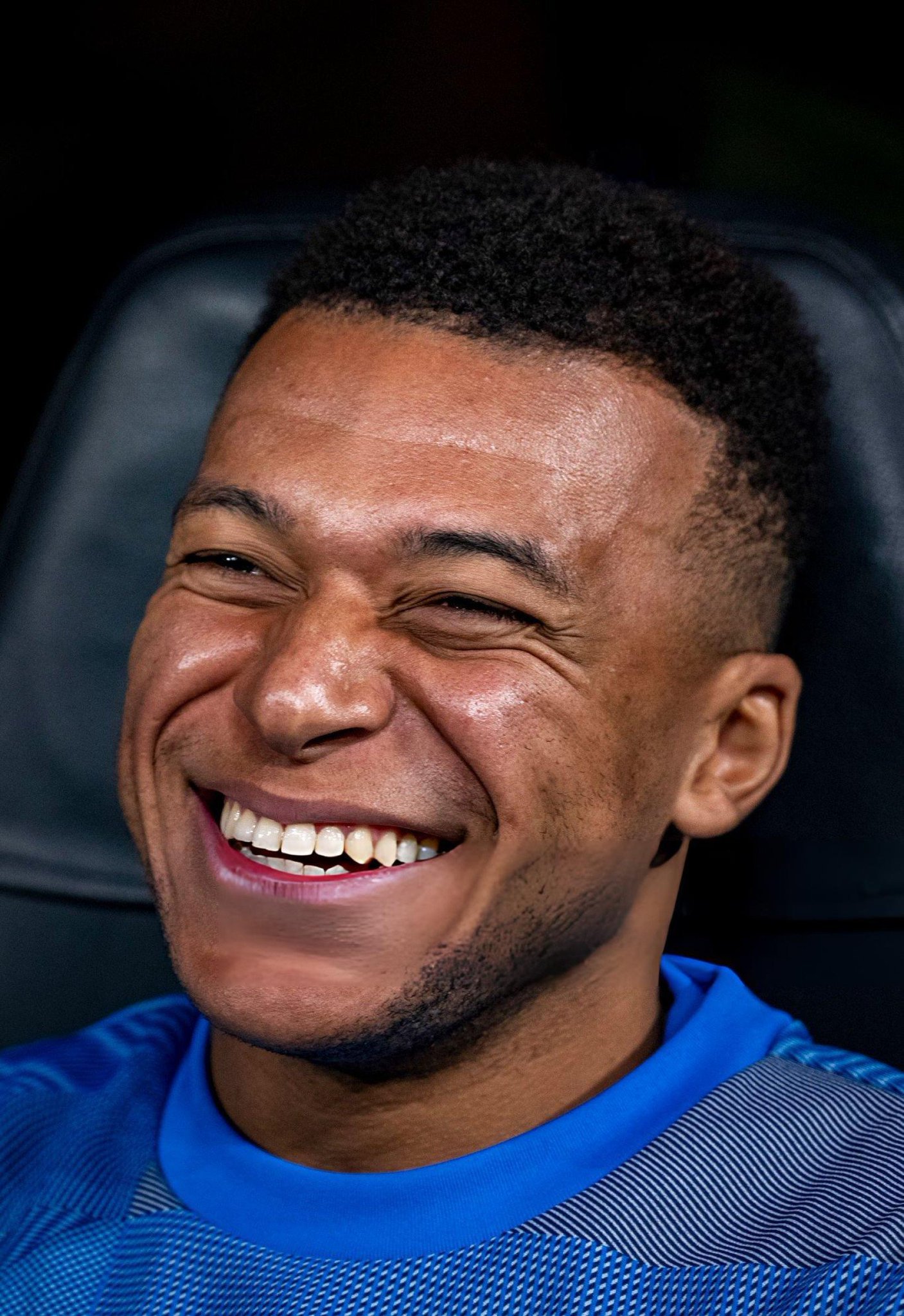 阿斯：在过去的两天里，姆巴佩表达了他想在对阵曼城的比赛中上场的愿望，预计他将替补