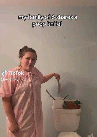 家人们，我看到个超炸裂的事儿。贾斯科维女士在视频里介绍自家六口人的卫生间，从马桶