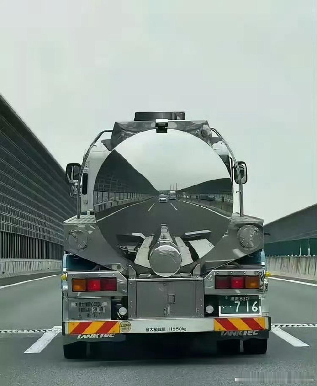 日本的食用油罐车，怎么看都感觉有点离谱。 