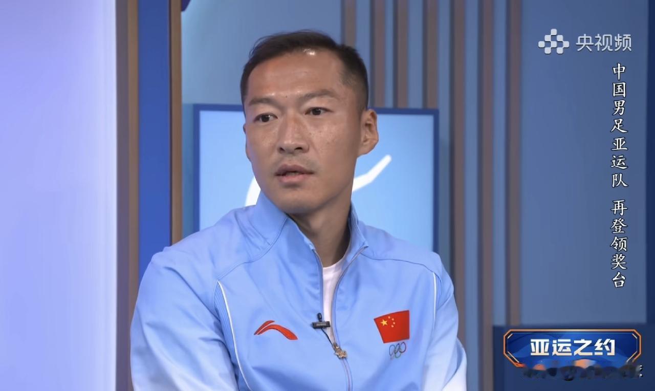 赛后被问最先感谢谁，吴曦第一时间想到球迷，无数球迷看了泪流满面。
主持人问吴曦：