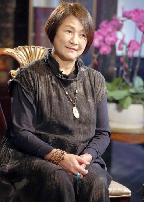 走投无路之际，方能读懂周星驰。
郑佩佩刚刚结束婚姻，身负巨额债务，几个孩子等着养