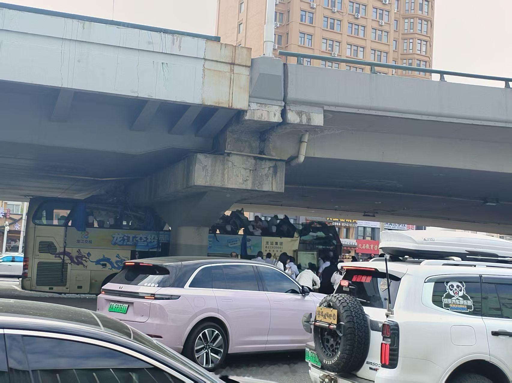 公滨路南直路，双层大巴削顶了，这司机大哥真是个狠人！ 