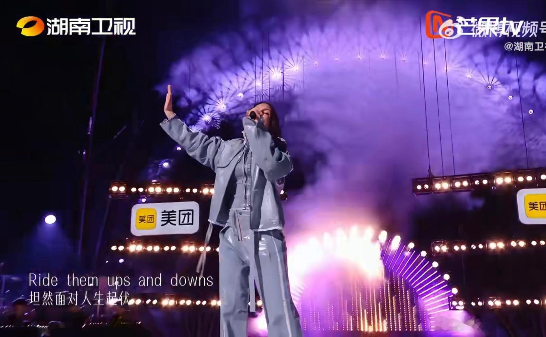 结石姐开口秒了全世界歌手直播歌手2026兼具风情与诚意的舞台，欢快节奏演绎海岸乐