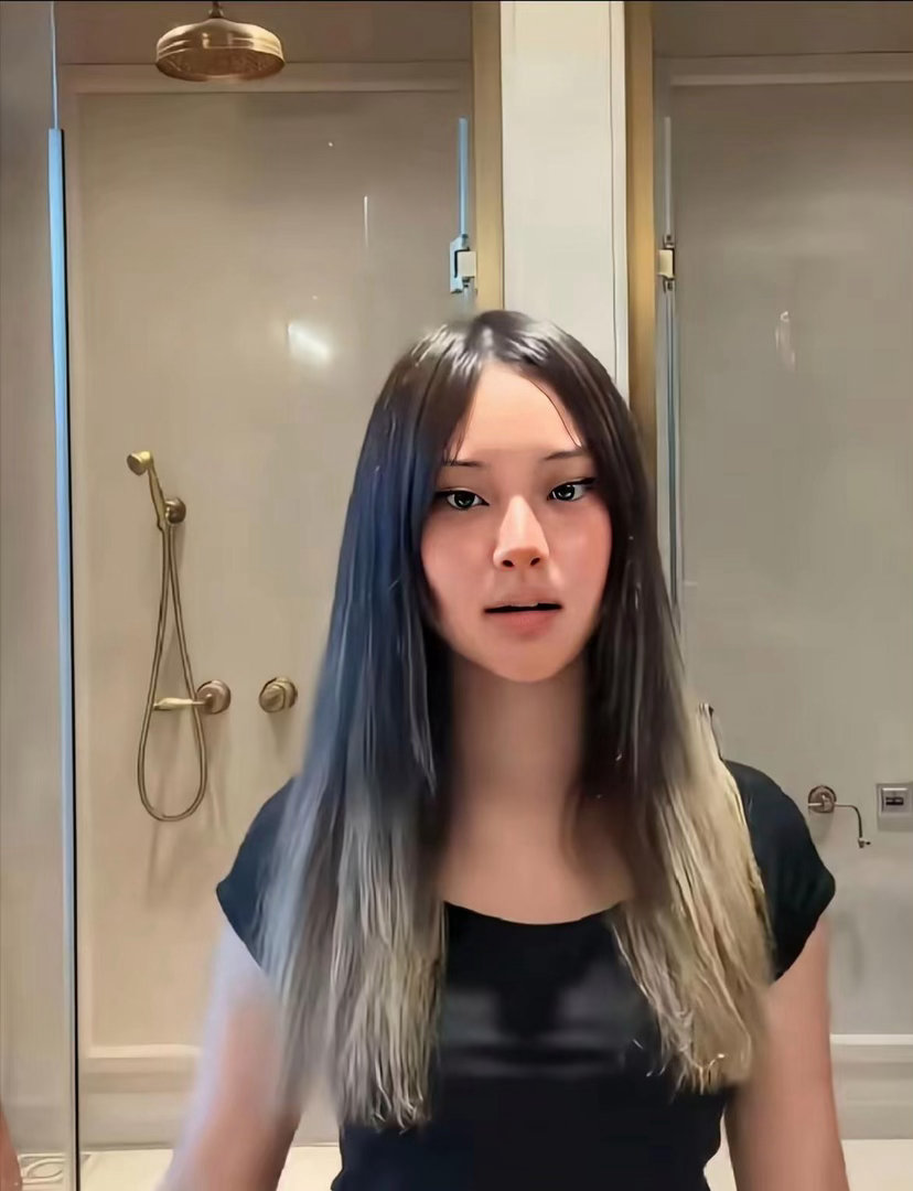 贾乃亮的女儿如今变化十分明显，模样和小时候相比反差感满满。 ​​​