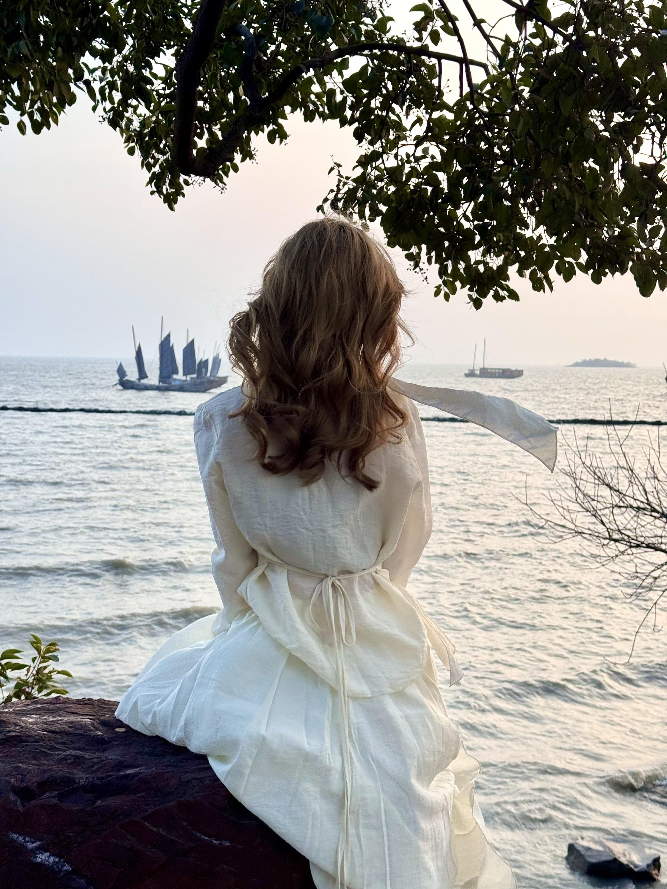 如果命运垂怜 在我孤立无援的时候就应该高抬贵手 偏偏它滴水不漏 甚至计...