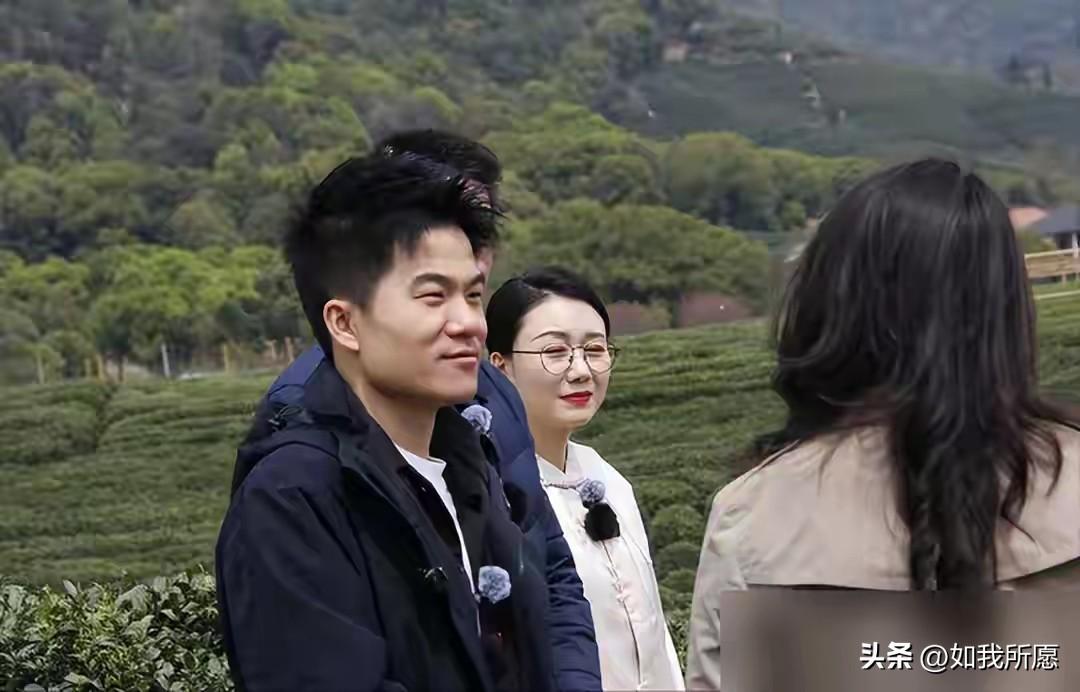 董宇辉看到青州大屏幕的时候，
表情跟咱刷到剧透是不是一样懵？
毕竟官宣海报没发，