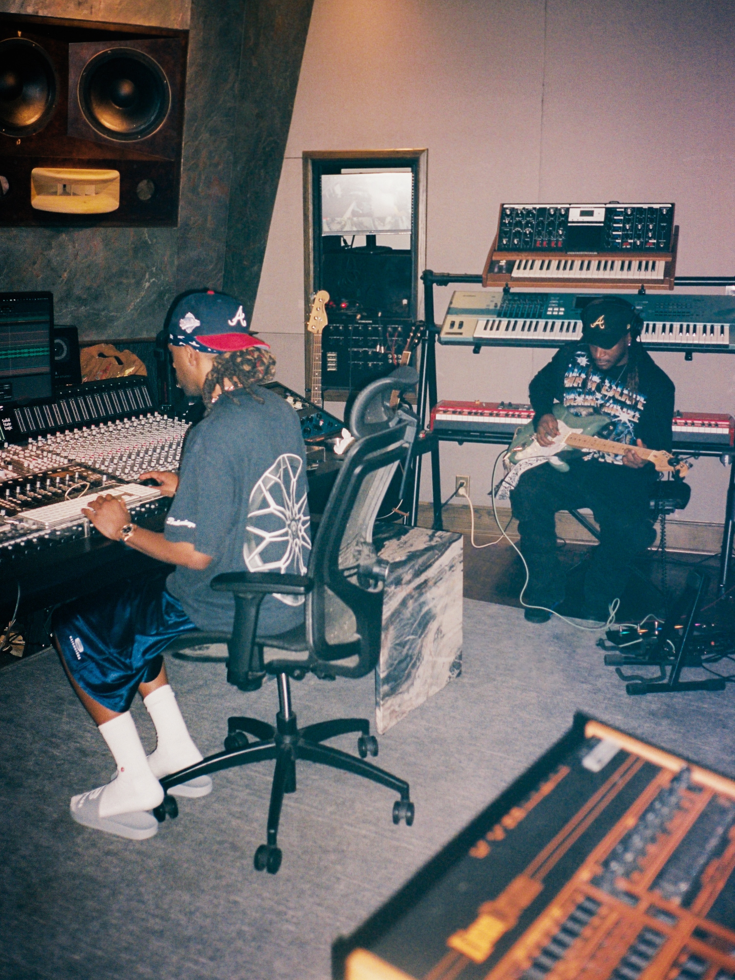 Metro Boomin 在录音室 📷很多年没看到地铁在录音室的照片了，快回归