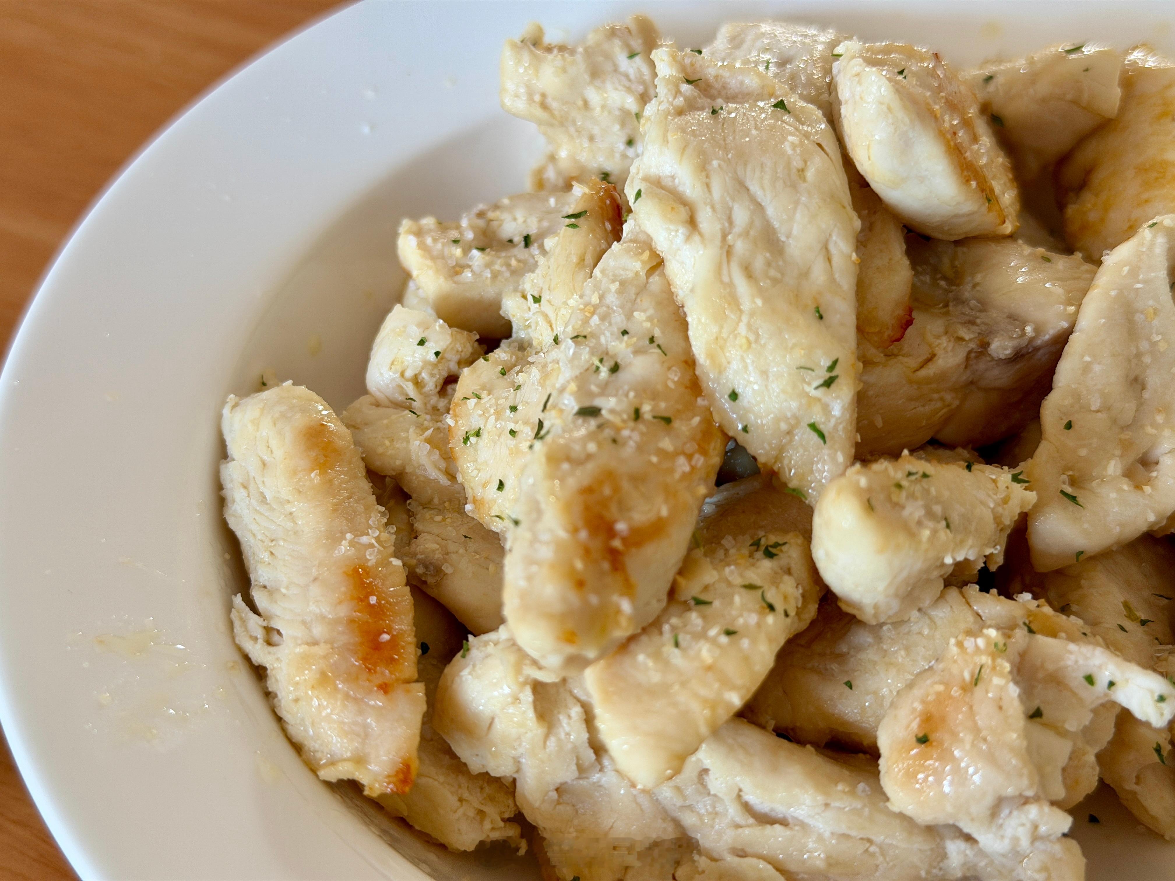 今天中午自己做的减脂餐：黄油鸡胸。煎的火候正好，外酥内嫩，饱满多汁，非常……难吃