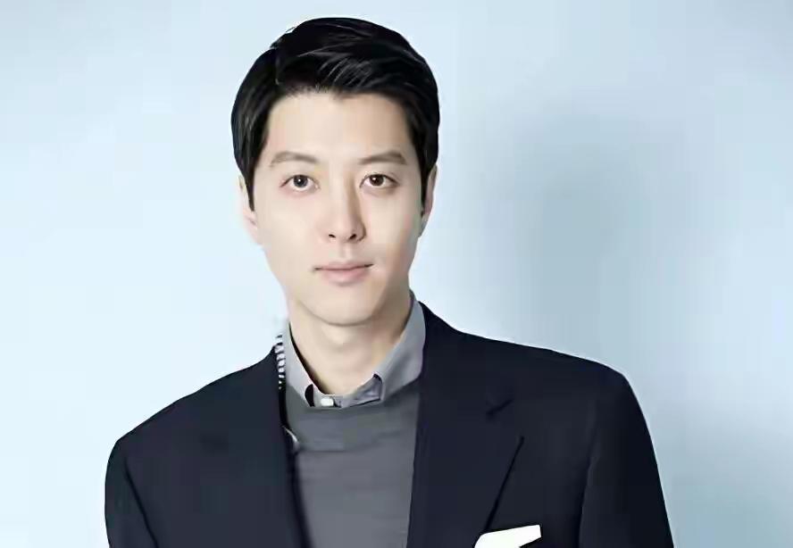 近日，韩国知名演员李东健在综艺节目中首次披露了自己长期与罕见疾病抗争的经历。他坦