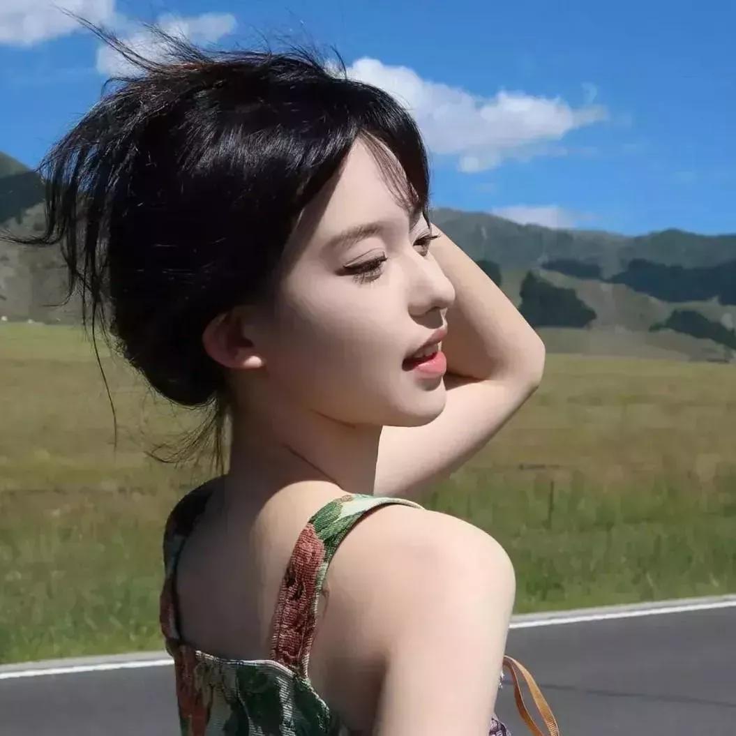 草原上的温柔瞬间治愈系草原风光 草原风光美景 草原气质美女 草原风景照 草原氛围