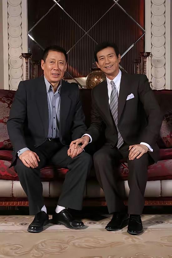 郑少秋我认识，旁边的演员是谁？就是想不起来名字了