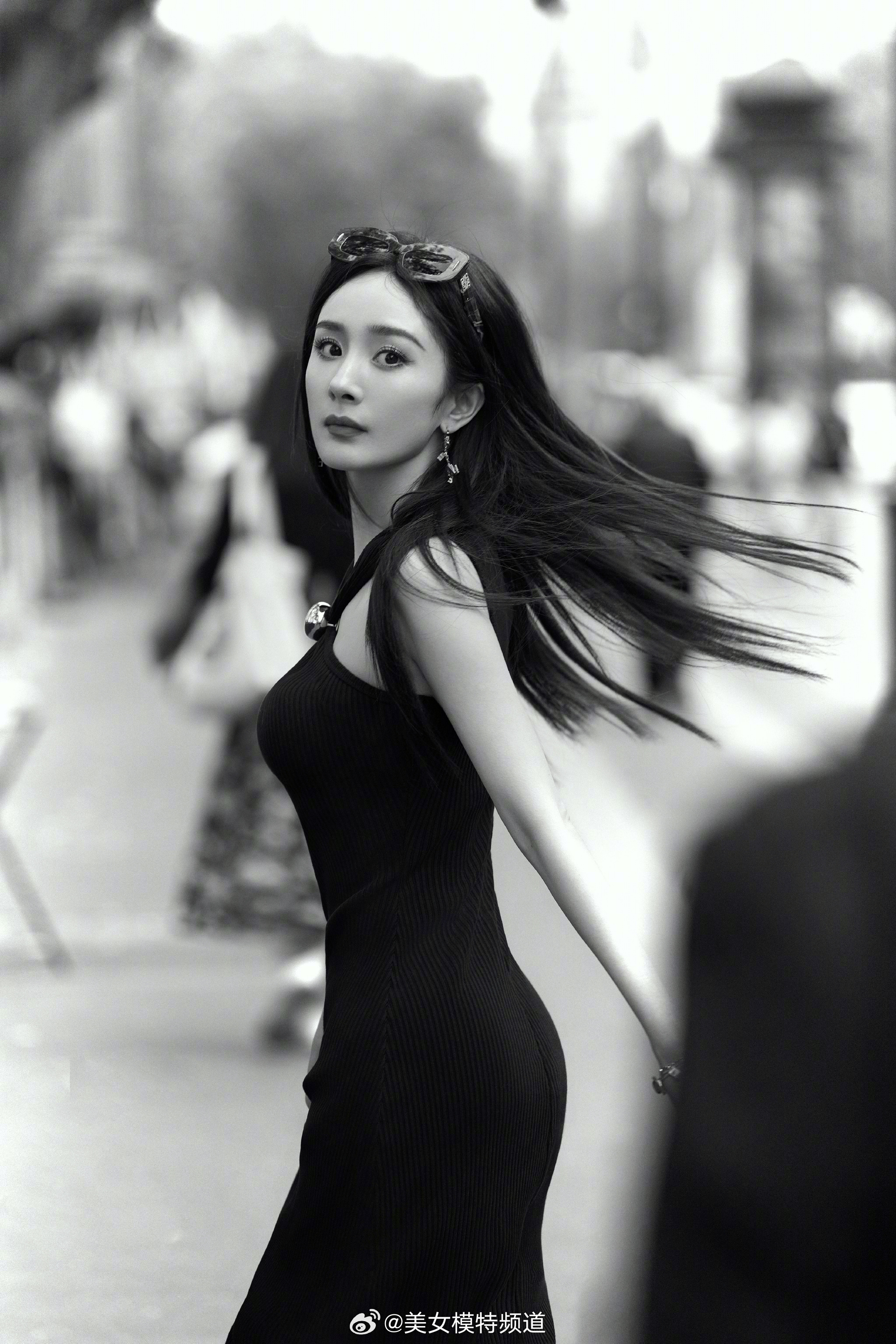 杨幂巴黎浪漫街拍 