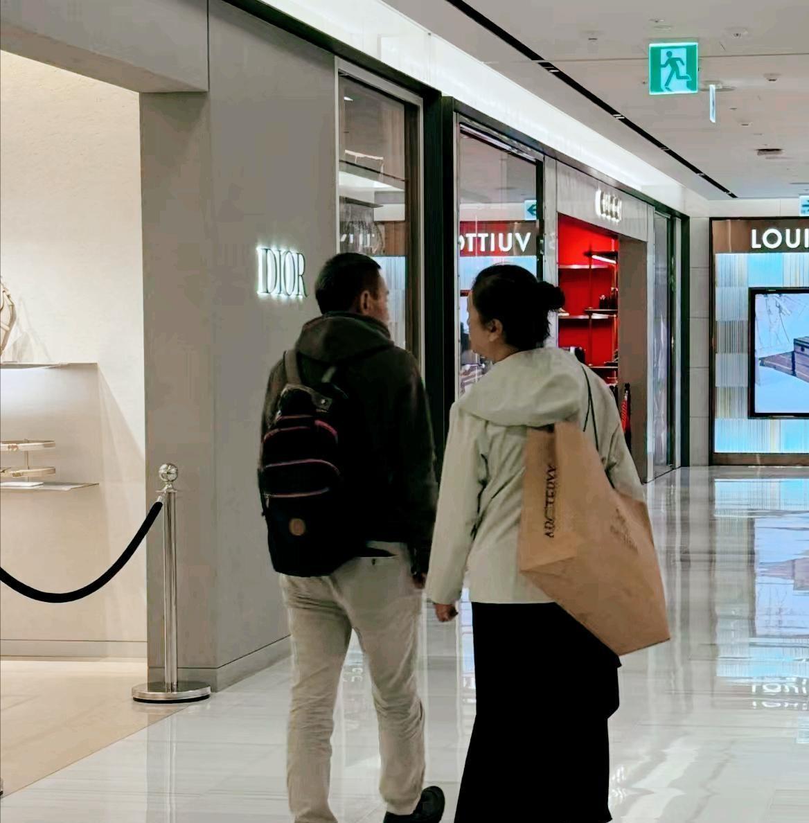 57岁江珊和老公韩国逛街被偶遇，背超大购物袋满头白发，美人老了
江珊和田小洁这对