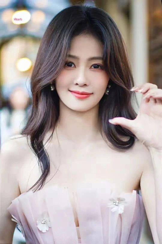 白鹿听到老公姐的反应白鹿听到大家叫李佩仪“老公姐”的反应，甜妹本甜，又软又萌还带