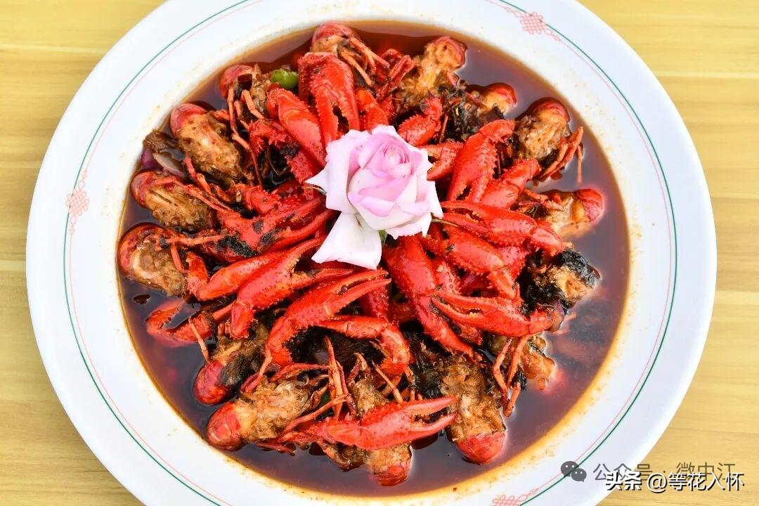 深夜十一点，小区里万籁俱寂，只有张伟家客厅的灯还亮着。

夫妻俩面前摆着一张折叠