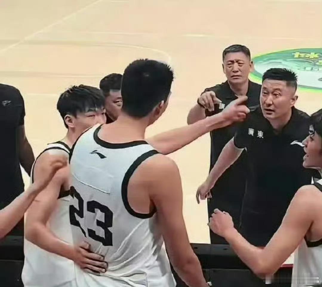 一个动作改变了一辈子广州男篮战胜广东男篮cba季后赛