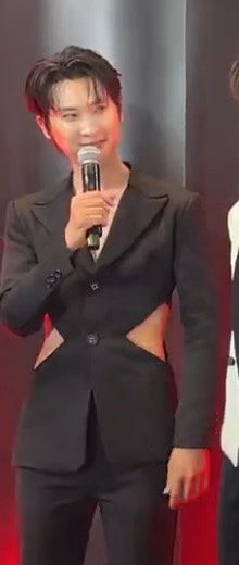 我笑翔了 这老水牛想干嘛穿这种衣服 