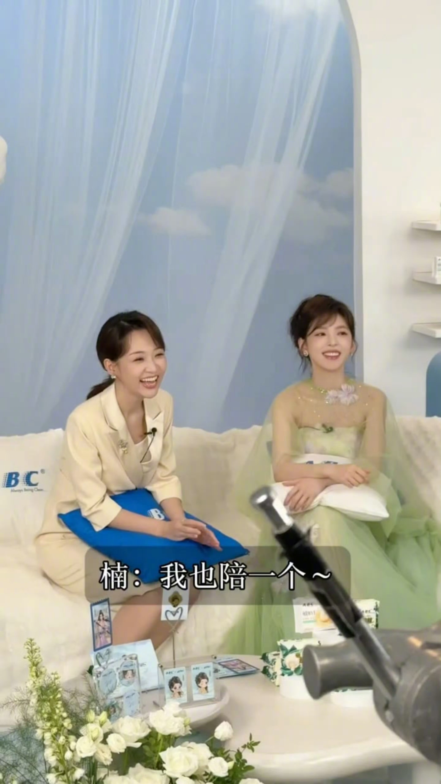 当章若楠发现主持人的裙子有点短 女宝你就是天使 这个世界不能没有女孩子
