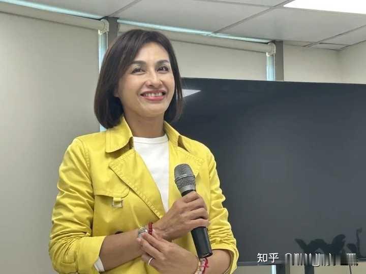 民进党在今年1月13日上午公布高雄市长初选民调结果，赖瑞隆以微弱优势击败邱议莹，