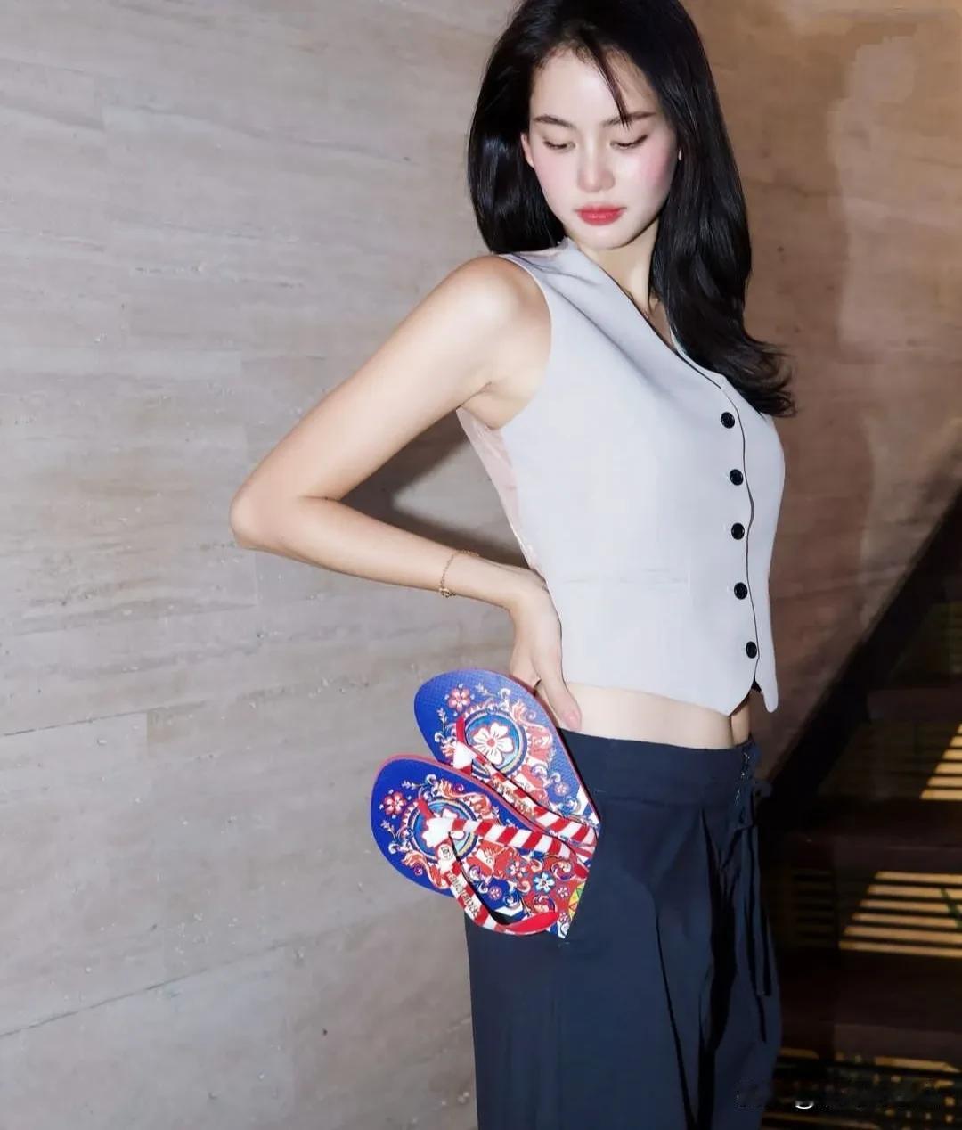 泰国的清纯美女，她长了一张可爱的娃娃脸，而且她的身材高挑，皮肤白皙，笑容既甜美又
