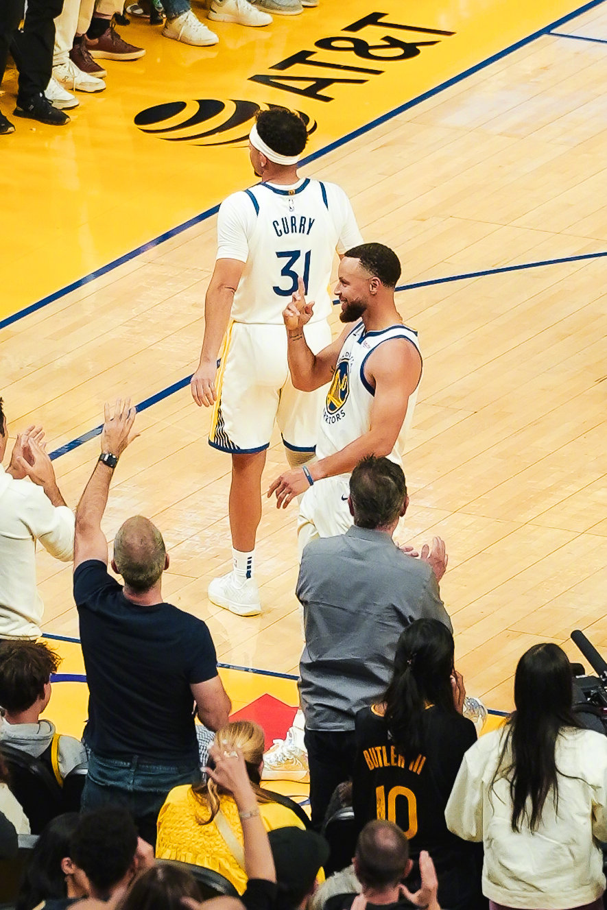 第三节结束，勇士82:92火箭；库里21分，波奇姆斯基15分，桑托斯15分。火箭