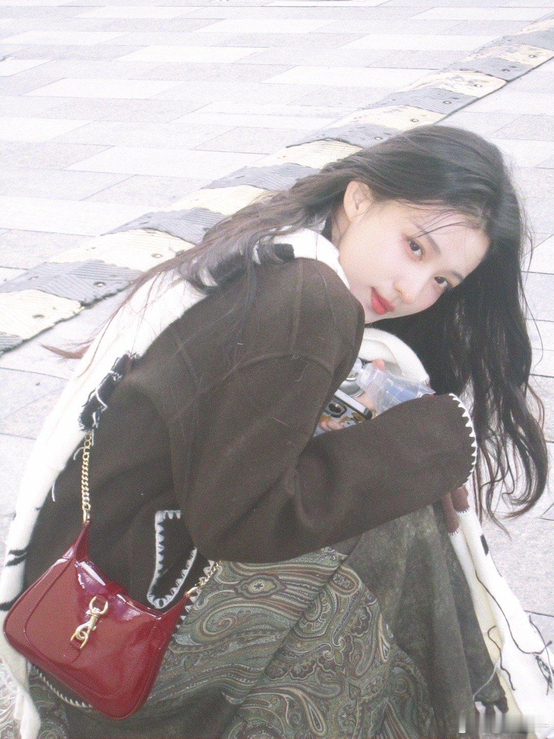 张凌赫王楚然相依海报王楚然  在复制粘贴的时代，你是手写的诗