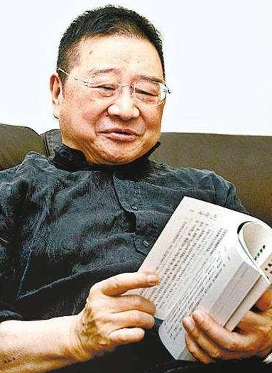 2019年。倪匡84岁。他的皮肤上长了一个瘤。去医院检查，医生说是恶性肿瘤，皮肤