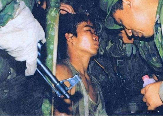 1986年，年仅17岁的战士孟宪伟满身是血，胸口插着钢刀，硬是一步步走到了我军军