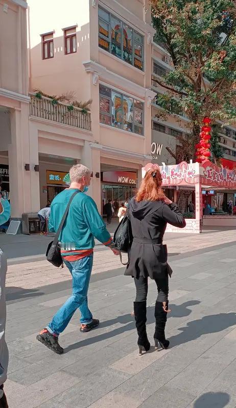 有了爱人，就要把心分出一半去。有了孩子就要把心再分出一半去。没有孩子不用分心，不