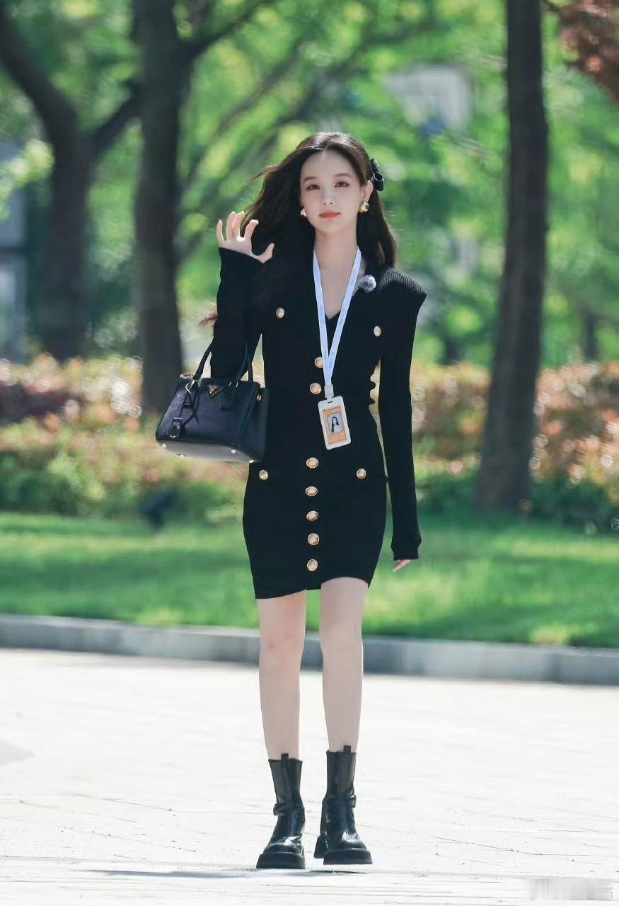 李一桐和白鹿长得像，身材可不像 ​​​