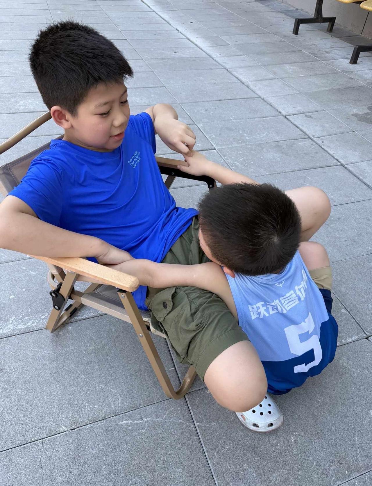 以前听说谁家妈妈跑了，感觉好狠心
现在我也想跑了
但一想到这两个孩子也怪可怜的