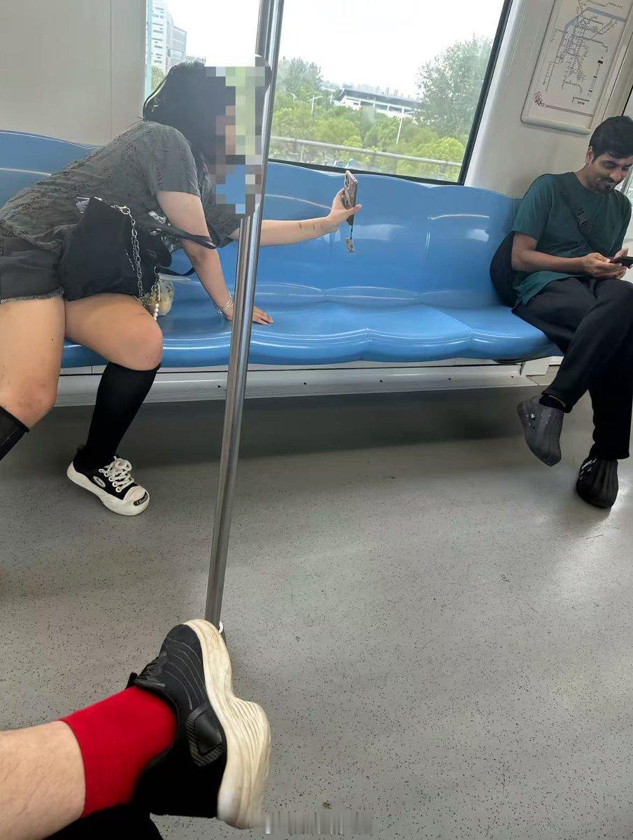 南京地铁上，一女子向一位疑似印度男子加微信索要联系方式 